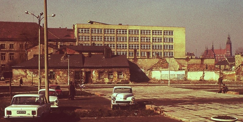 Budynek ZUS przy ul. 1 Maja 27 – widok od Rynku (fot. K. Wilczyński, ok. 1970 r.)