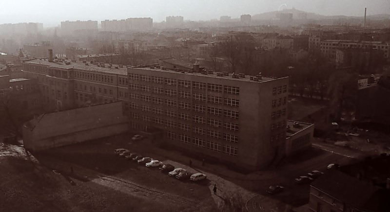 Widok z okien ,,Związkowca’’ na budynek ,,C’’ ZUS – początek lat 80-tych XX wieku (ze zbiorów JSz)