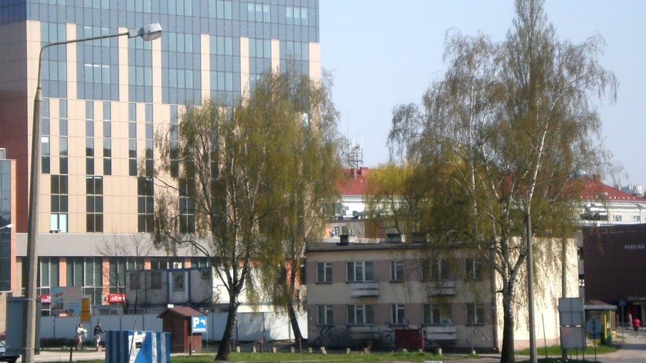 Budynek przy ul. Piotrkowskiej 14 (w centrum kadru) – w tym budynku przez wiele lat mieścił się m.in. Wydział Zasiłków (fot. PM, 2010 r.)