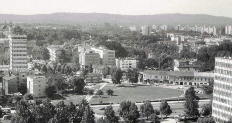 Rozbudowa gmachu ZUS o budynek ,,A’’ (na wchód od budynku ,,C’’) i ,,B’’ (na zachód od budynku ,,C’’) widok z biurowca przy ul. Targowej w kierunku południowym (1991 r. - źródło: Fotopolska.eu)