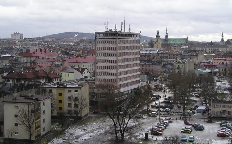 ,,Związkowiec’’ (wieżowiec w centrum kadru) ul. Piotrkowska 12 oraz fragment budynku ZUS  przy ul. Piotrkowskiej 14 (z prawej strony kadru), (fot. CM, 2005 r., źródło: Fotopolska.eu) 