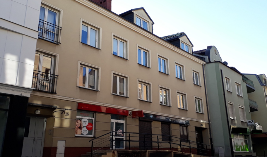 Budynek przy ul. Wesołej 13/15, na parterze mieścił się niegdyś sklep ,,Radostowy’’, na pierwszym piętrze był Wydział Alimentów ZUS, a na drugim piętrze Wydział Kontroli Płatników Składek (2022 r., fot. PM)